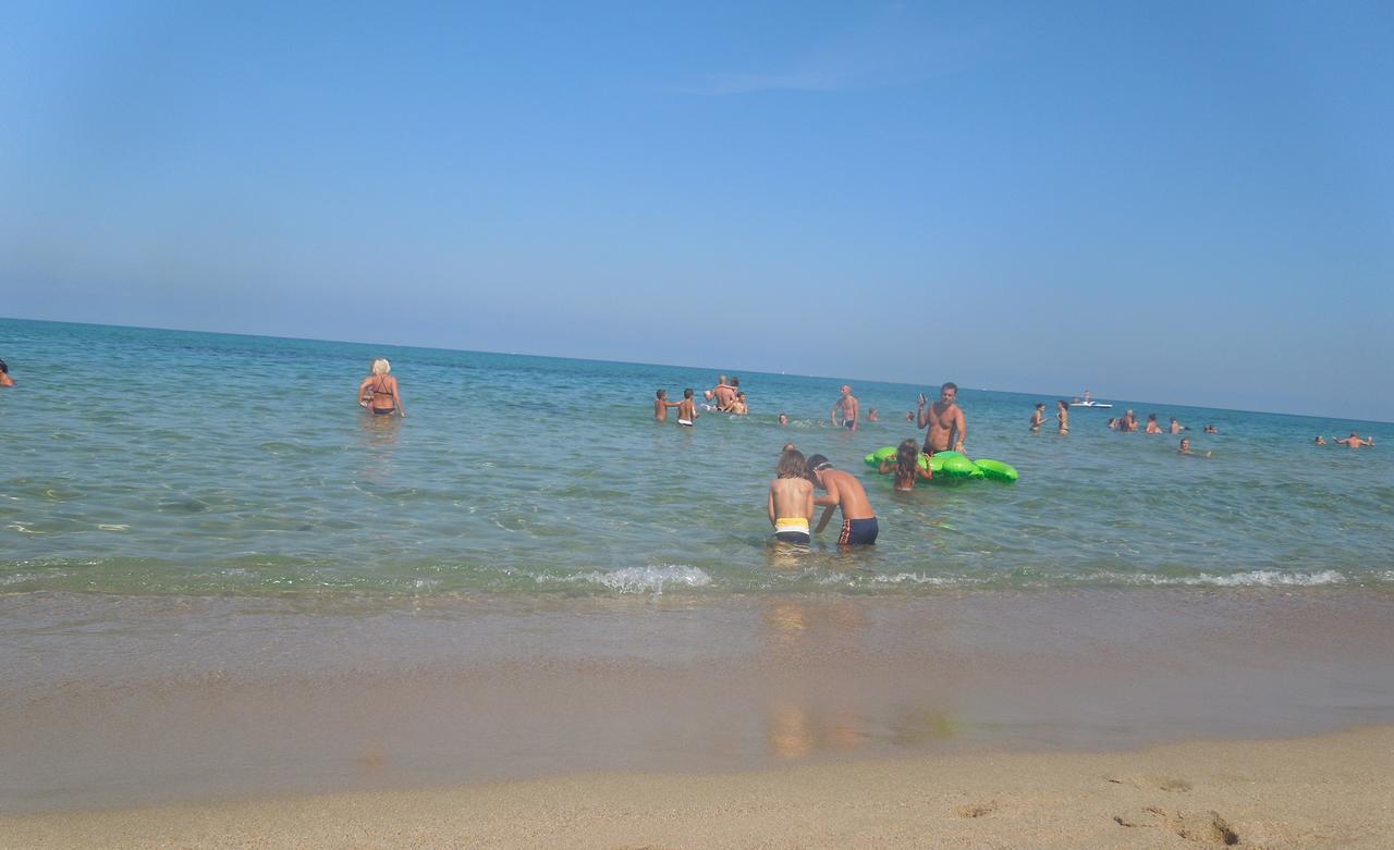 Aparthotel Baia Delle Mimose Badesi Zewnętrze zdjęcie